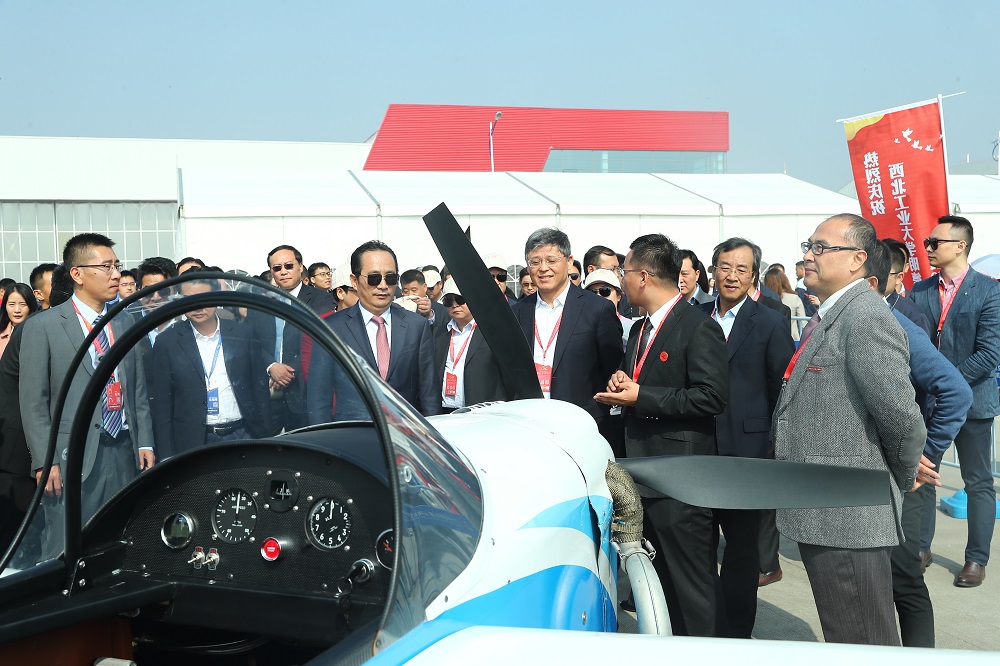 明德學院校友陳墨向母校捐贈飛機獻禮20周年院慶