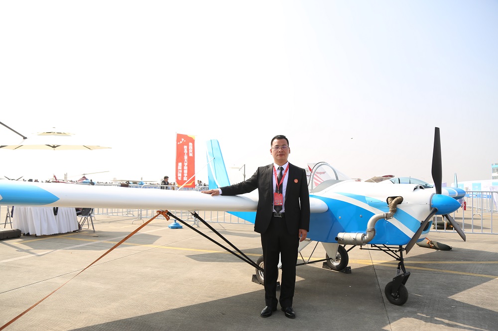 明德學院校友陳墨向母校捐贈飛機獻禮20周年院慶