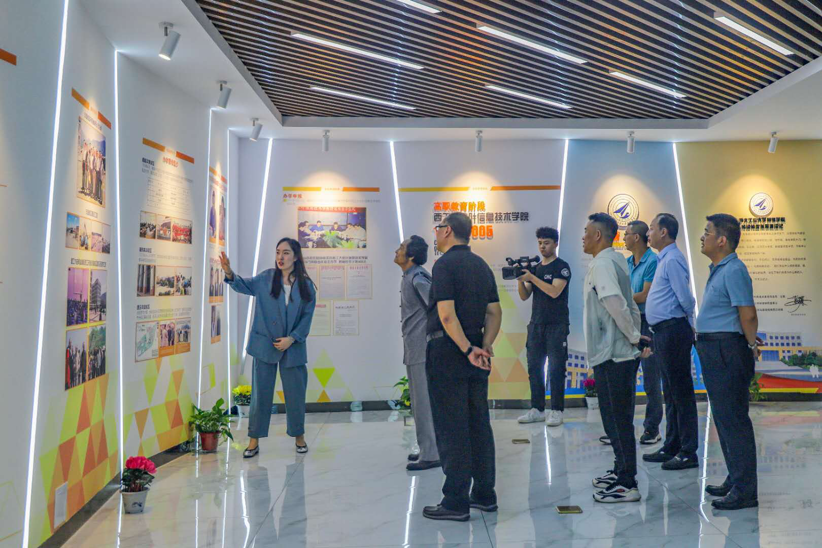 “西部歌王”王向榮老師走進西安明德理工學院