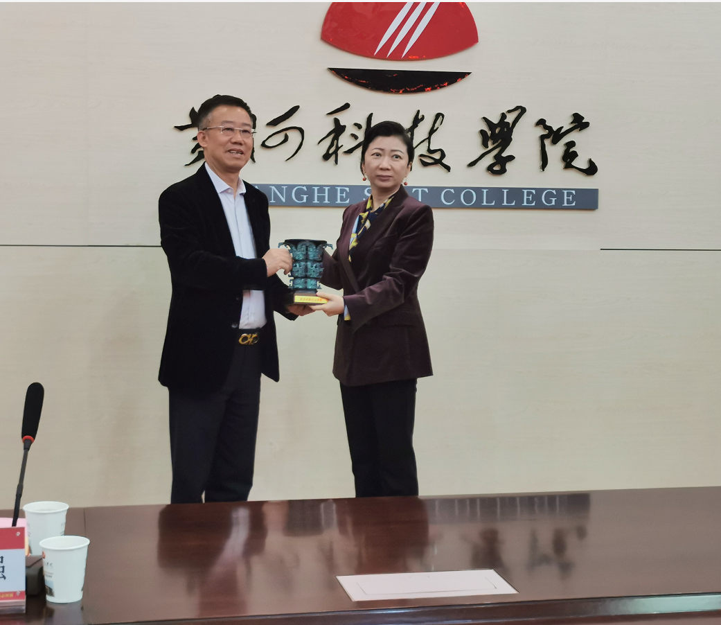 懷若渴知欲去求索，載累累碩果歸己用 ——集團(tuán)董事局主席袁漢源帶隊(duì)考察優(yōu)秀兄弟院校