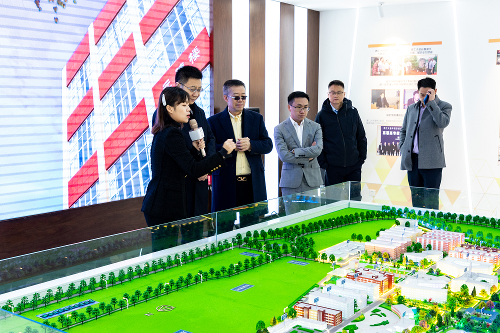 秦農(nóng)銀行行長(zhǎng)孟浩帶隊(duì)考察明德學(xué)院