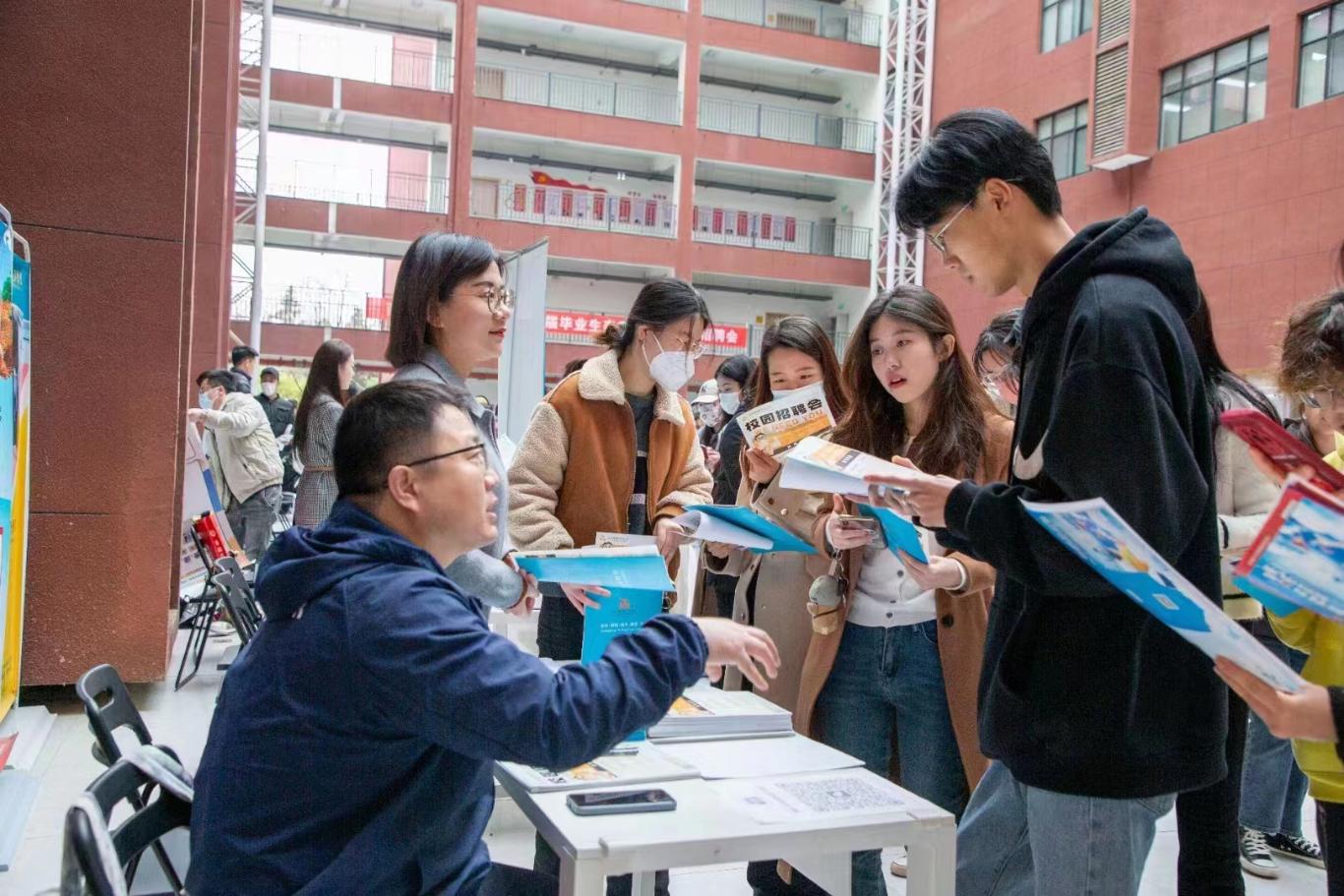 西安明德理工學院多措并舉促就業(yè) 西安明德理工學院多措并舉促就業(yè)