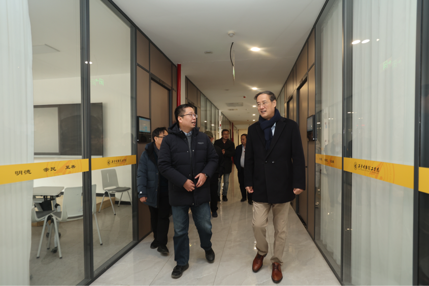 陜文投原董事長王勇等領導嘉賓一行考察西安明德理工學院，并出席瀛湖采風總結會