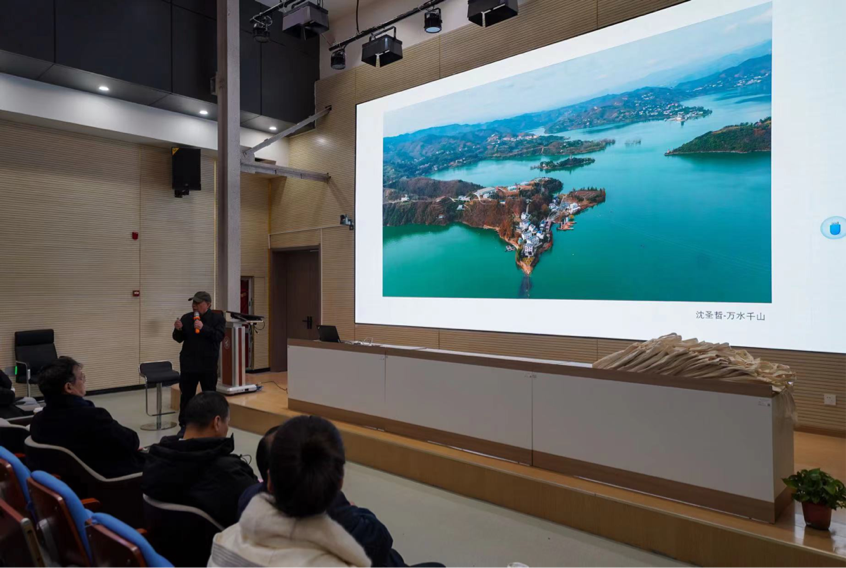 陜文投原董事長王勇等領導嘉賓一行考察西安明德理工學院，并出席瀛湖采風總結會