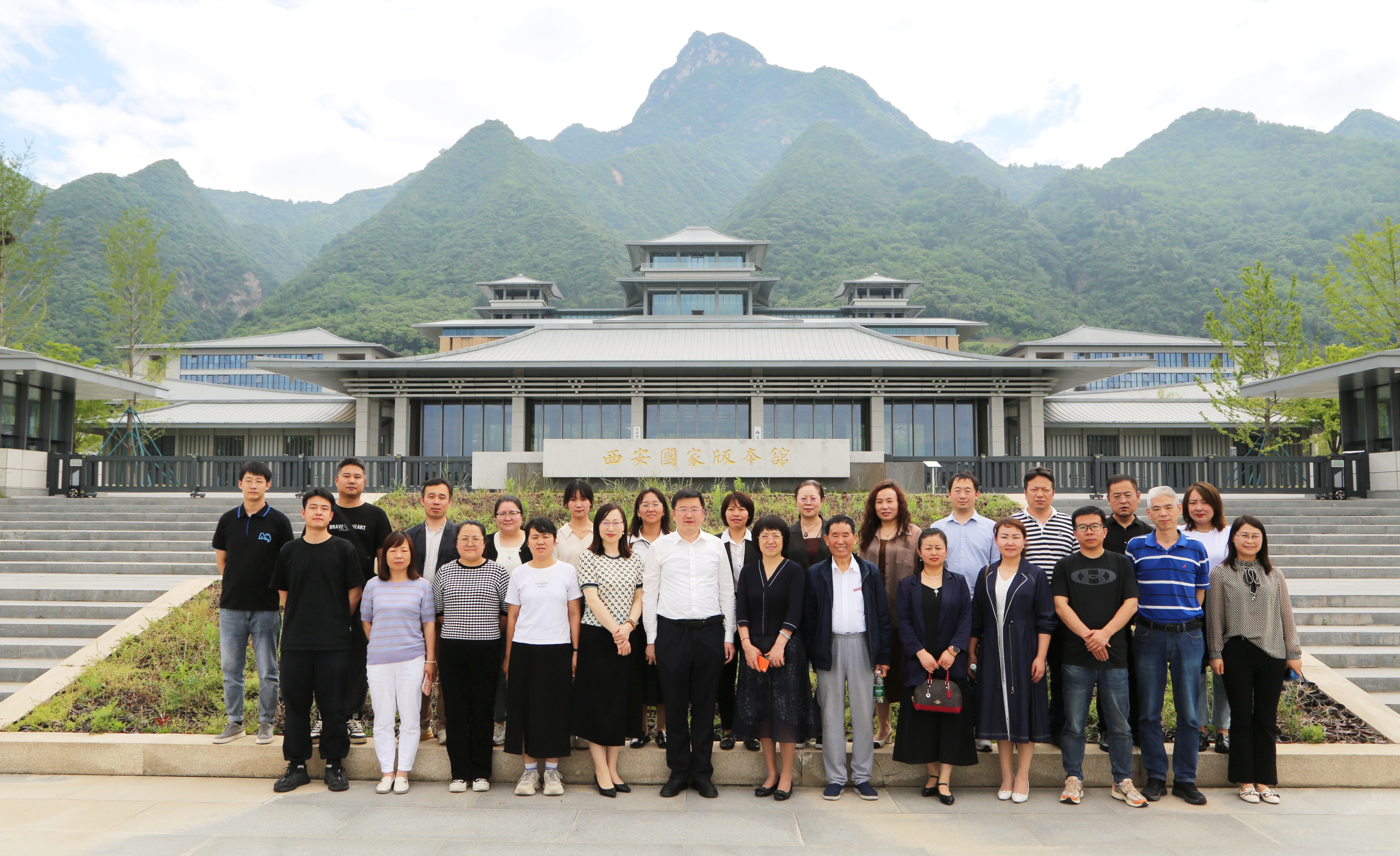 絢爛五月 揚(yáng)帆奮進(jìn)——西安明德理工學(xué)院喜獲佳績 圓滿召開2024年民辦高校圖書館論壇