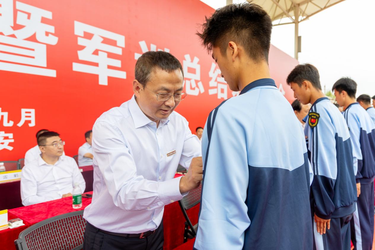 展颯爽英姿 赴璀璨新程 西安明德理工學院2024級新生開學典禮暨軍訓總結(jié)表彰大會圓滿舉行