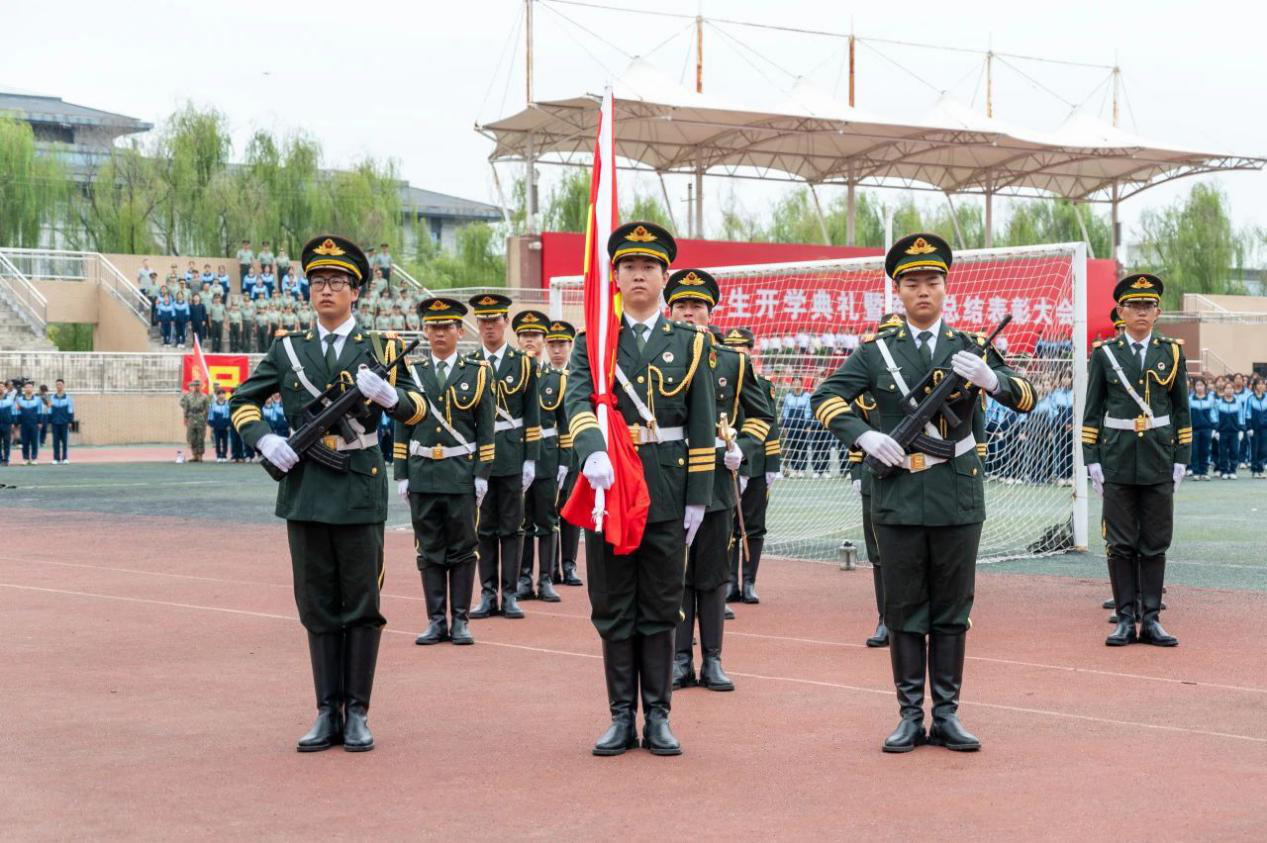展颯爽英姿 赴璀璨新程 西安明德理工學院2024級新生開學典禮暨軍訓總結(jié)表彰大會圓滿舉行