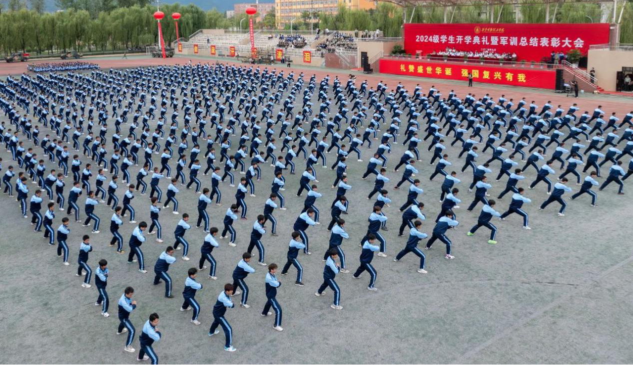 展颯爽英姿 赴璀璨新程 西安明德理工學院2024級新生開學典禮暨軍訓總結(jié)表彰大會圓滿舉行