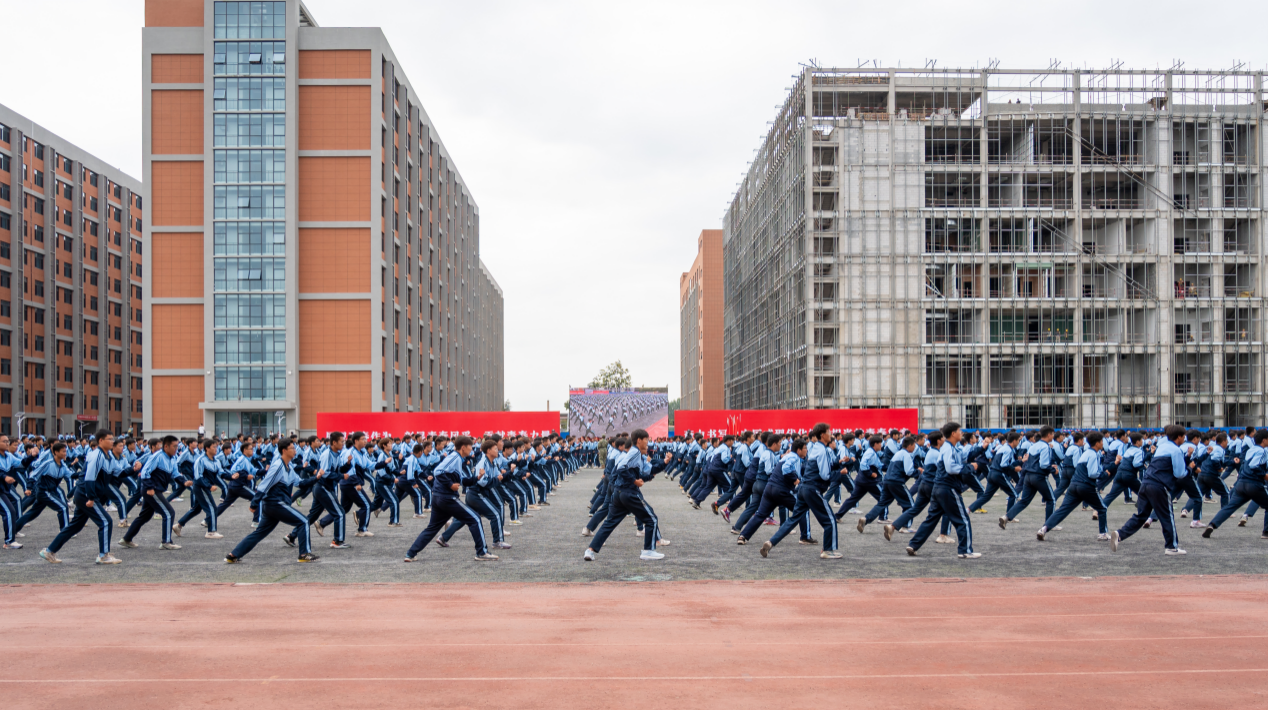 展颯爽英姿 赴璀璨新程 西安明德理工學院2024級新生開學典禮暨軍訓總結(jié)表彰大會圓滿舉行