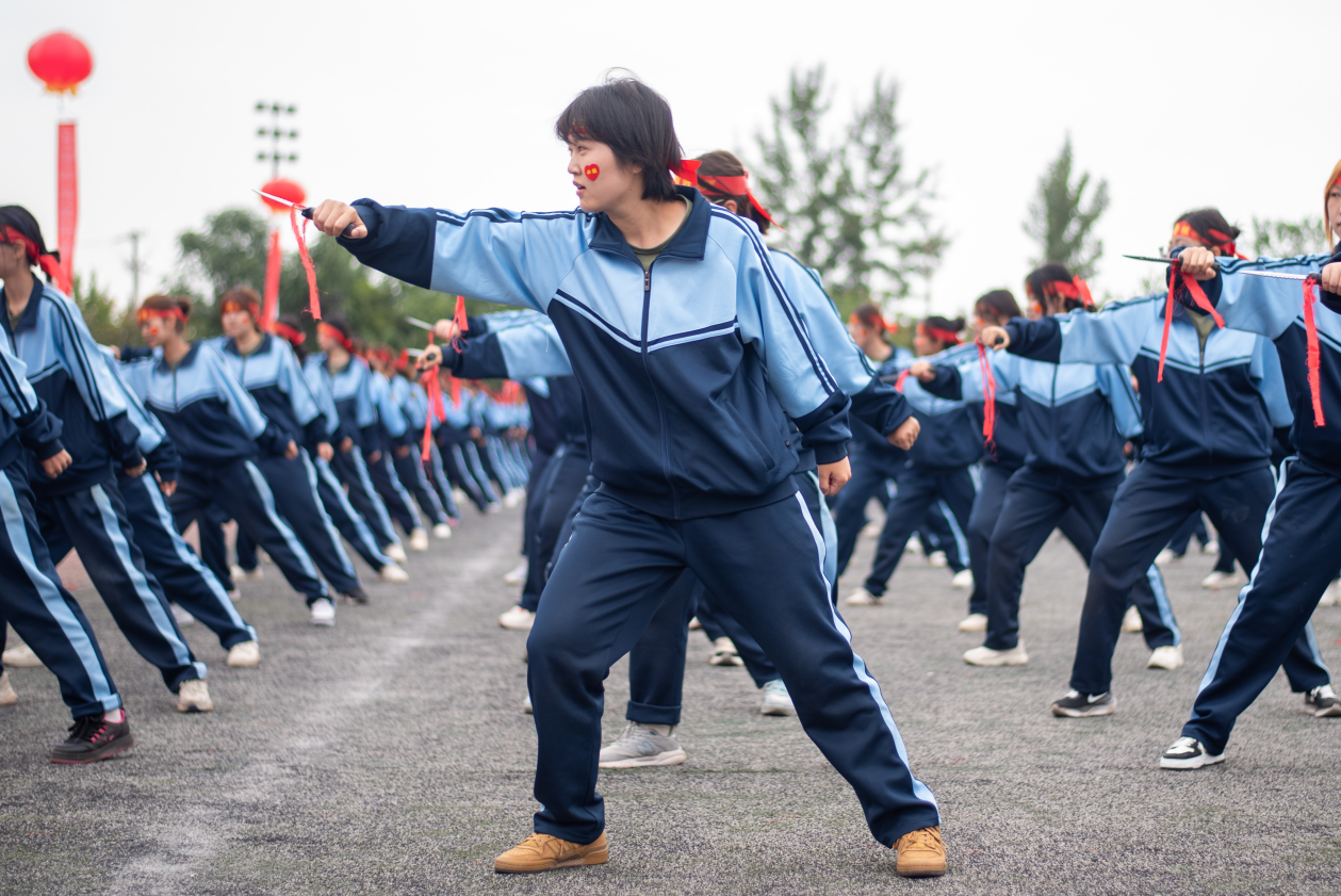 展颯爽英姿 赴璀璨新程 西安明德理工學院2024級新生開學典禮暨軍訓總結(jié)表彰大會圓滿舉行