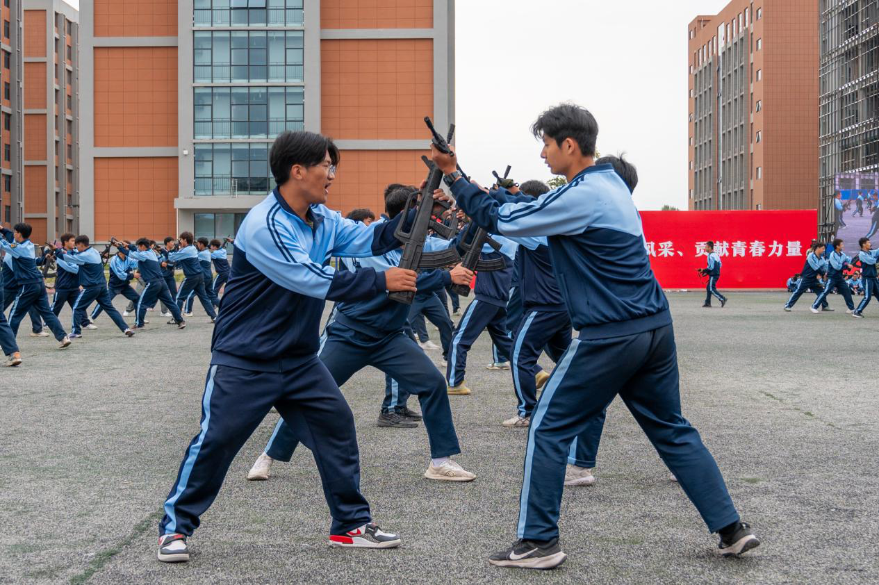 展颯爽英姿 赴璀璨新程 西安明德理工學院2024級新生開學典禮暨軍訓總結(jié)表彰大會圓滿舉行