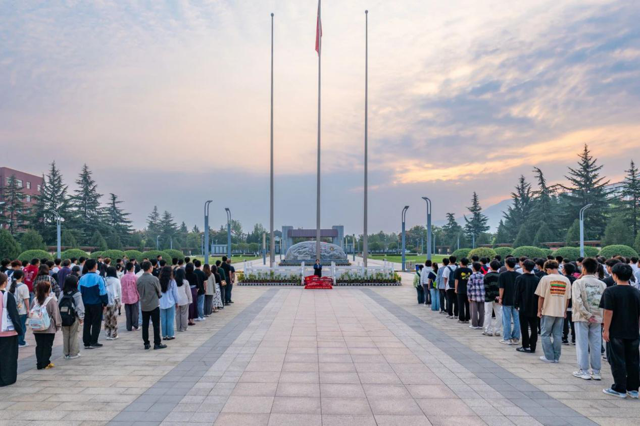 新氣象 新起點(diǎn) 西安明德理工學(xué)院新學(xué)期起航 新?；照絾⒂? title=