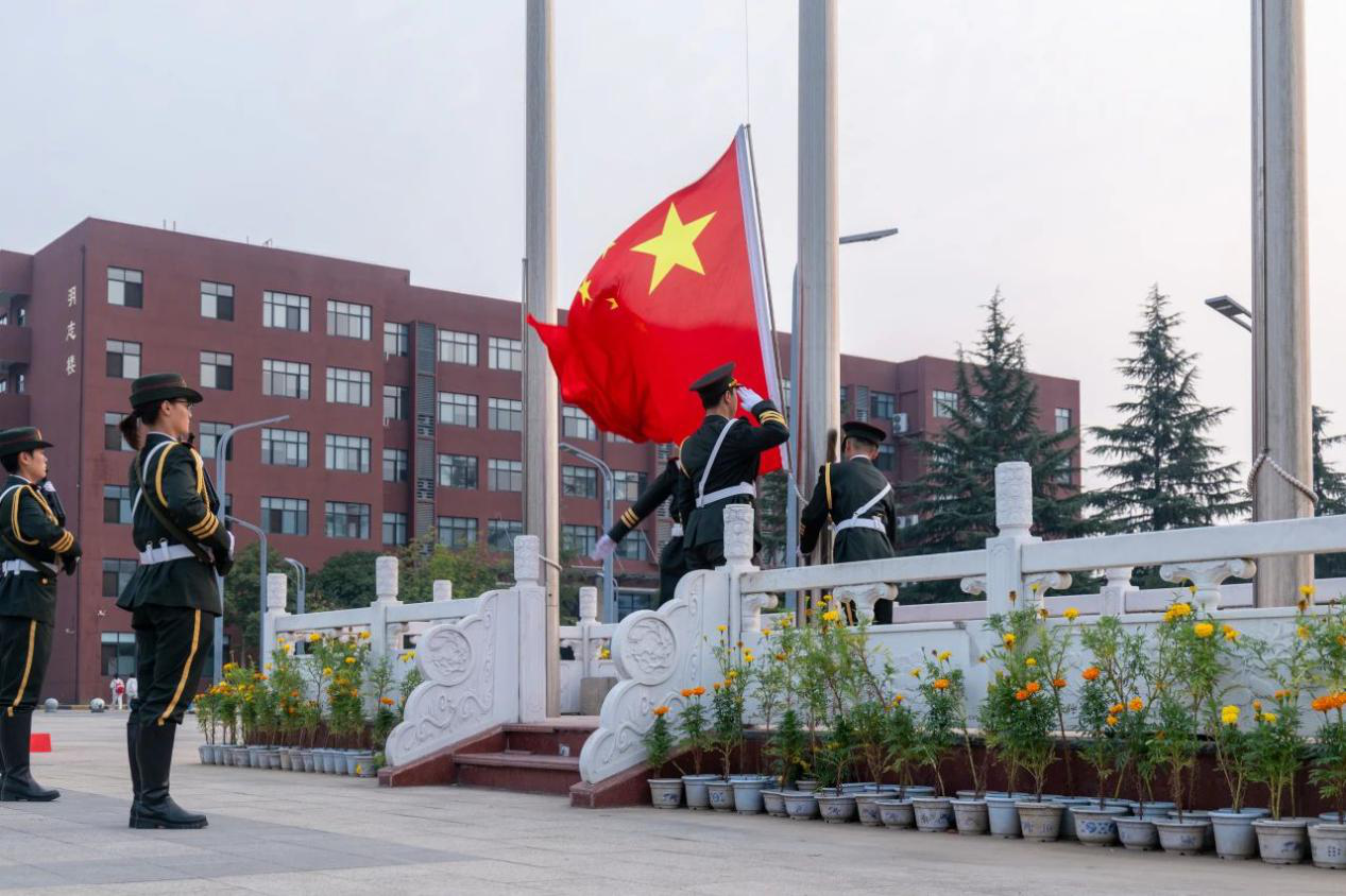 新氣象 新起點(diǎn) 西安明德理工學(xué)院新學(xué)期起航 新?；照絾⒂? title=