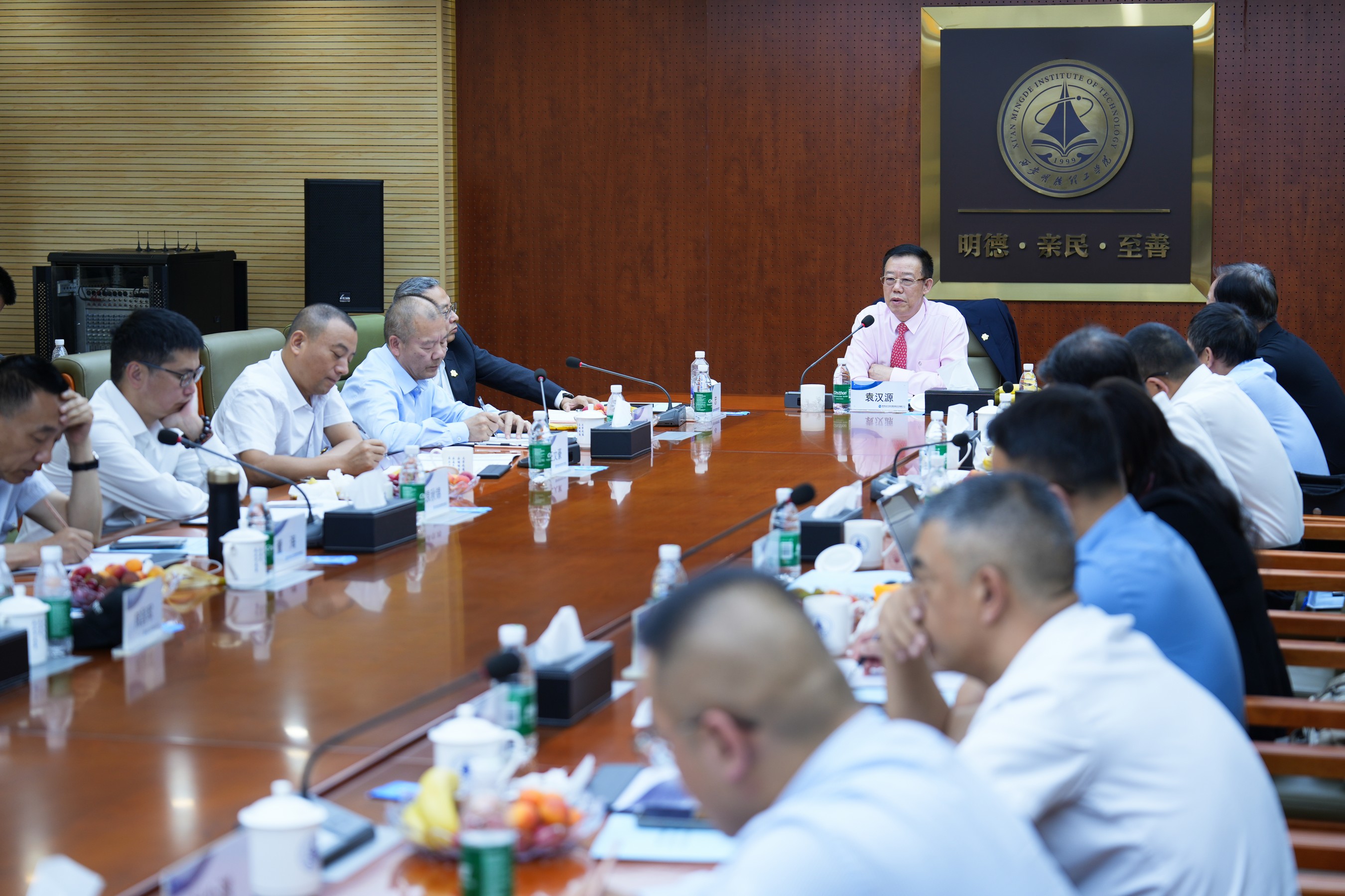 聚焦戰(zhàn)略 壓實(shí)責(zé)任 奮力開創(chuàng)高質(zhì)量發(fā)展新局面 金葉科教集團(tuán)2025年經(jīng)營管理專題會(huì)、兩優(yōu)兩先表彰大會(huì)暨目標(biāo)責(zé)任書簽訂儀式圓滿舉行