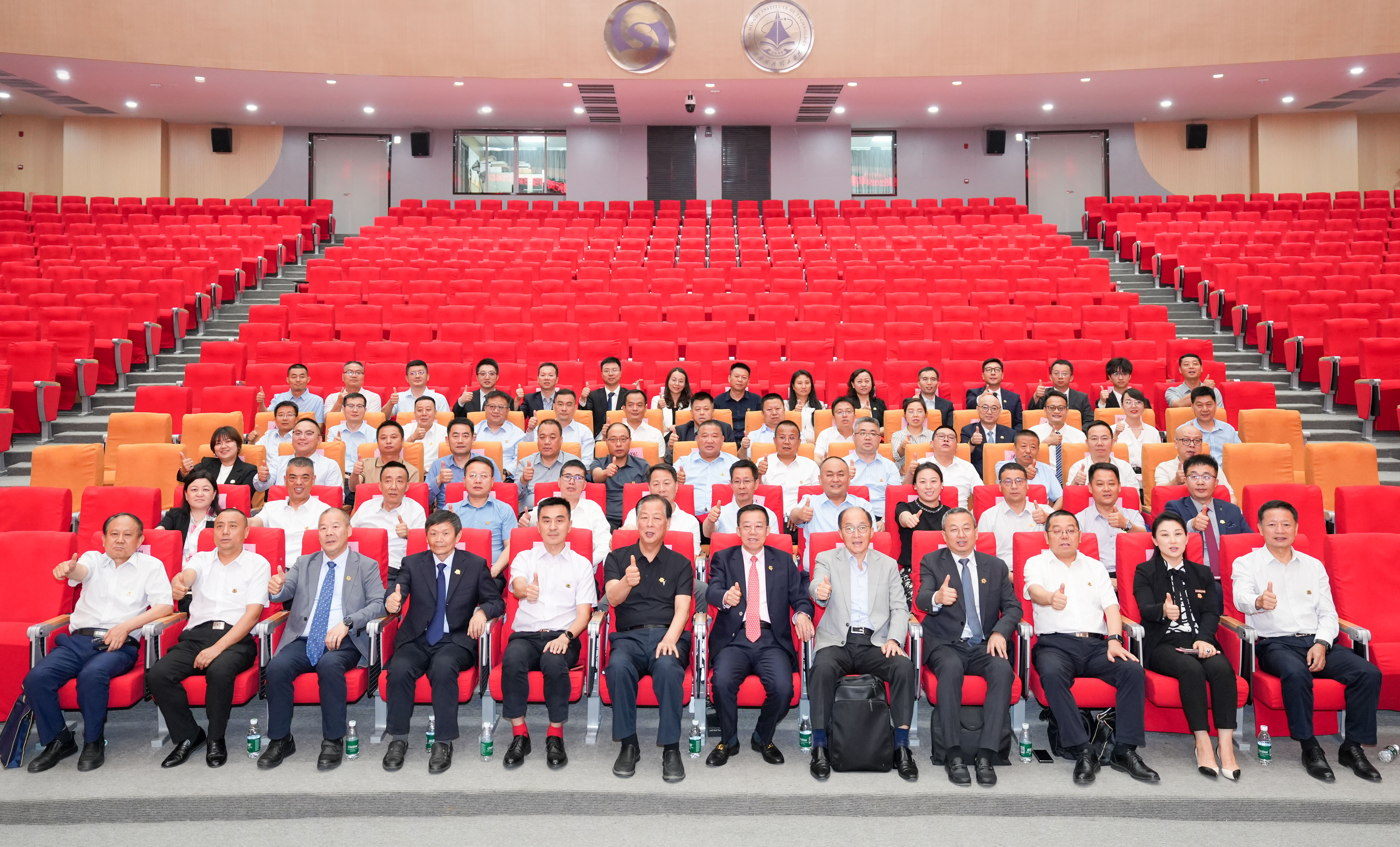 聚焦戰(zhàn)略 壓實(shí)責(zé)任 奮力開創(chuàng)高質(zhì)量發(fā)展新局面 金葉科教集團(tuán)2025年經(jīng)營管理專題會(huì)、兩優(yōu)兩先表彰大會(huì)暨目標(biāo)責(zé)任書簽訂儀式圓滿舉行