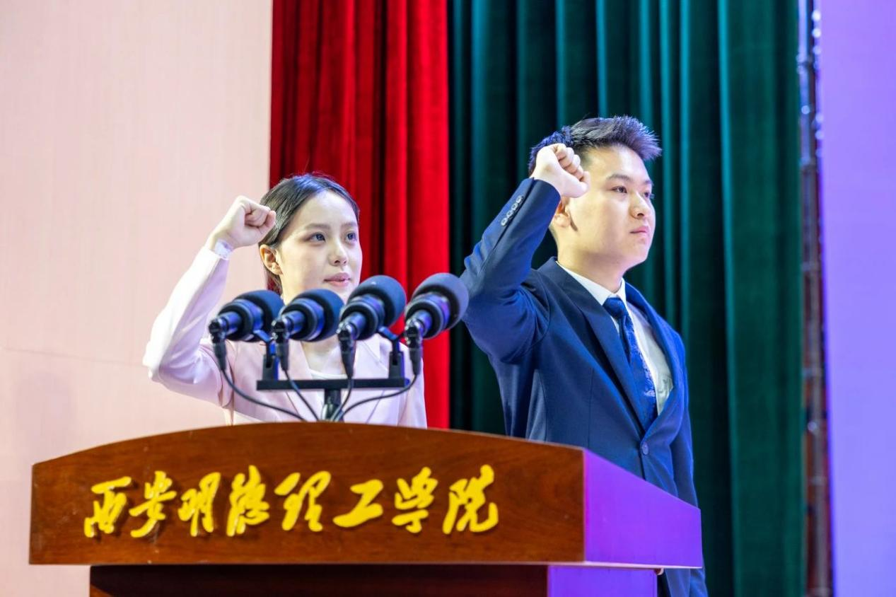 驪歌未散別情重 青春作伴赴星河——西安明德理工學(xué)院舉辦2025屆畢業(yè)典禮與歡送文藝晚會(huì) 驪歌未散別情重 青春作伴赴星河——西安明德理工學(xué)院舉辦2025屆畢業(yè)典禮與歡送文藝晚會(huì)